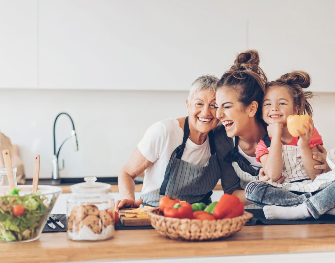 Familia de mulheres felizes na cozinha